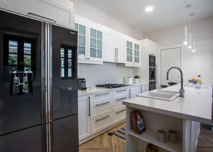 Lou Vila Rhodes City