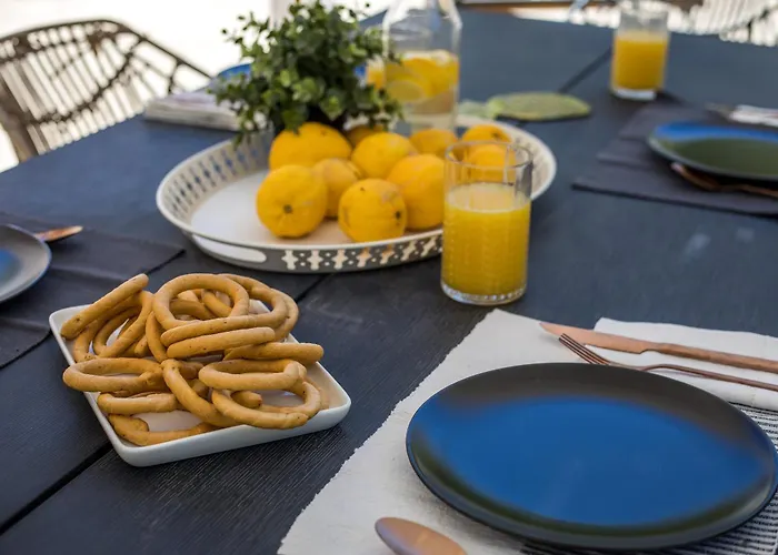 Lou Vila Rhodes City